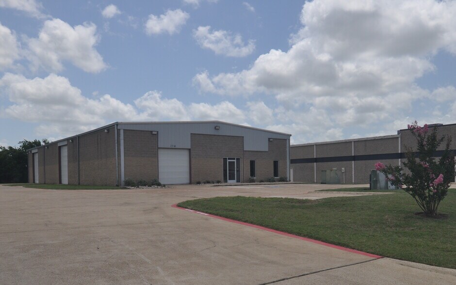Primary Photo Of 1516 Falcon Dr, DeSoto Industrial For Lease
