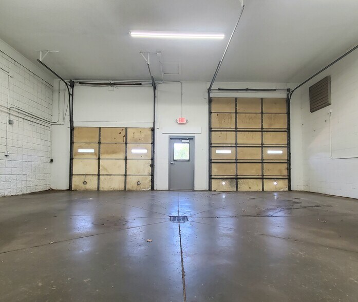 More Photos Of 2401 NW Vivion Rd, Riverside General Retail For Lease