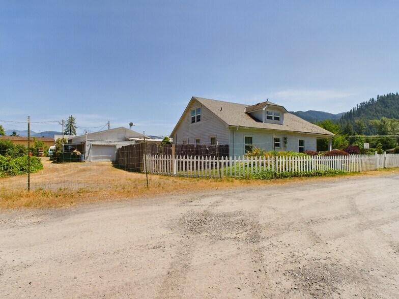 More Photos Of 47393 Highway 58, Oakridge Convenience Store For Sale