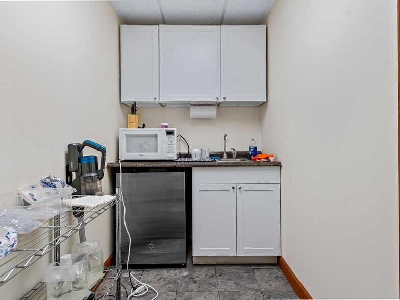 More Photos Of 81 Monticello Rd, Weaverville Showroom For Sale