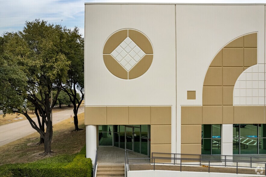 More Photos Of 2840 Commodore Dr, Carrollton Warehouse For Lease