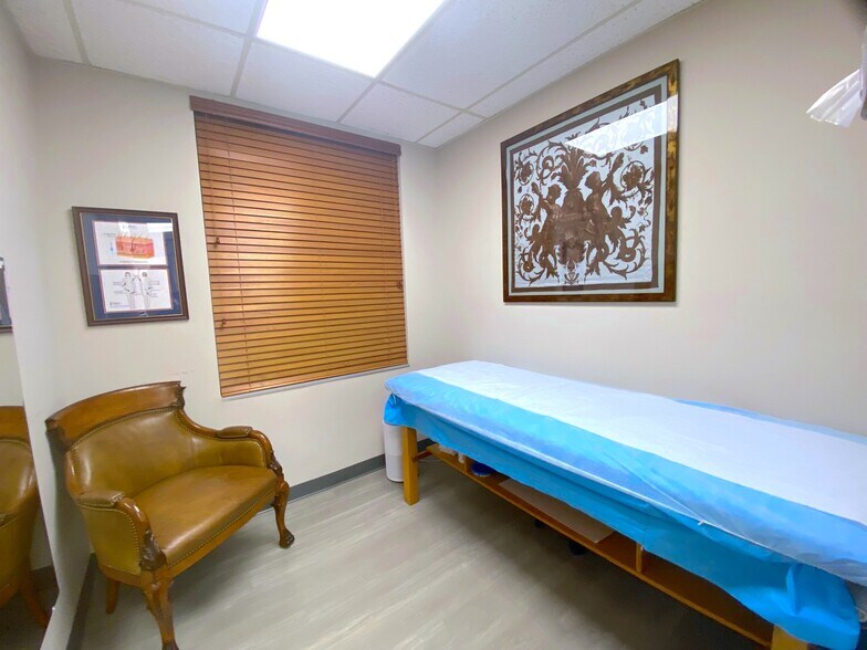More Photos Of 9430 Turkey Lake Rd, Orlando Office For Sale