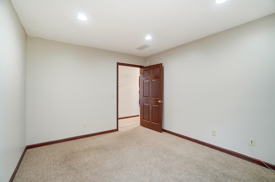 More Photos Of 830 E Franklin St, Centerville Medical For Sale