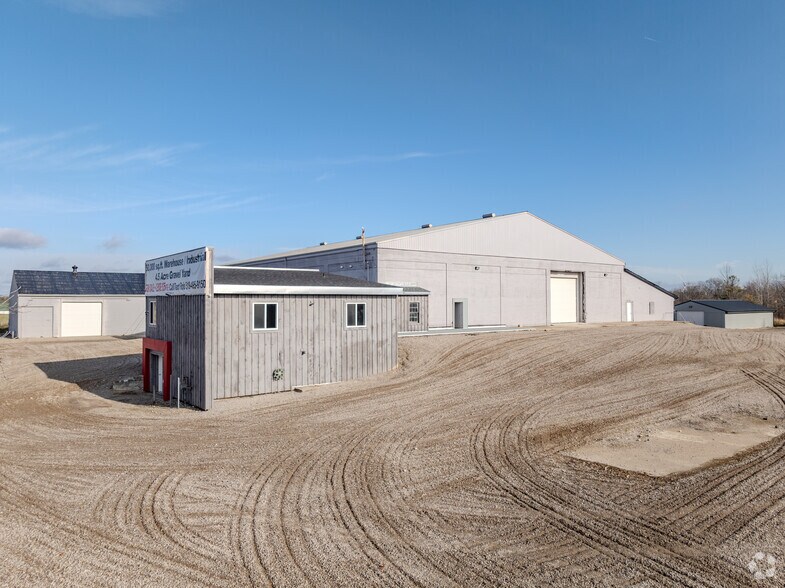 More Photos Of 140 Elizabeth St, Lambton Shores Distribution For Lease