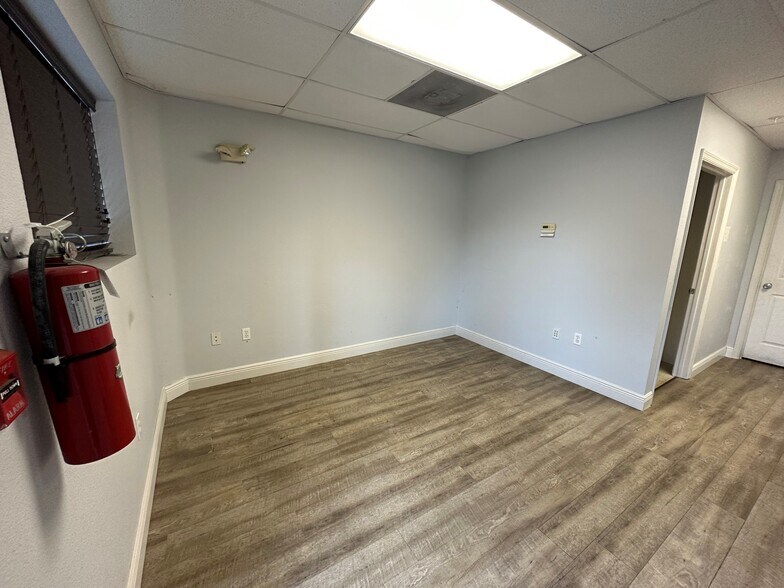 More Photos Of 6618-6628 26th Ct E, Sarasota Warehouse For Lease