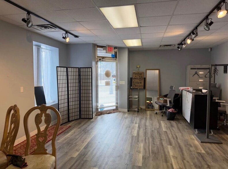 More Photos Of 25500 5 Mile Rd, Redford Township Storefront For Sale