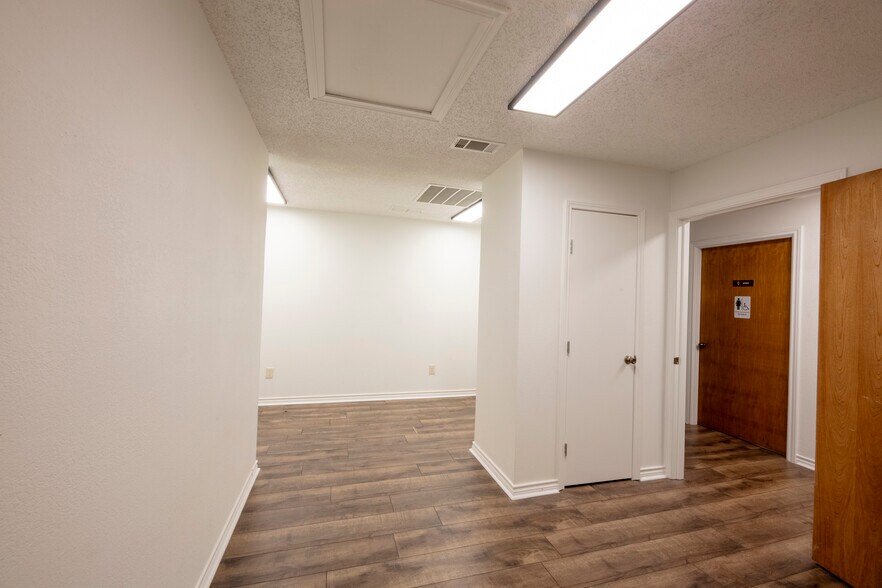 More Photos Of 1005 N Elm St, Denton Office For Lease