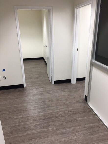 More Photos Of 2513 Industrial Blvd, Orlando Flex For Lease