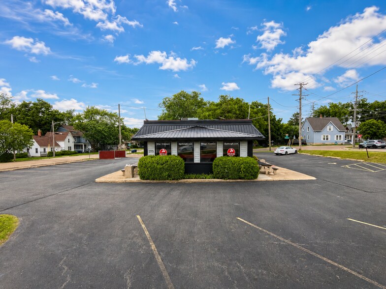 More Photos Of 215 W Lincoln Hwy, Dekalb Restaurant For Lease