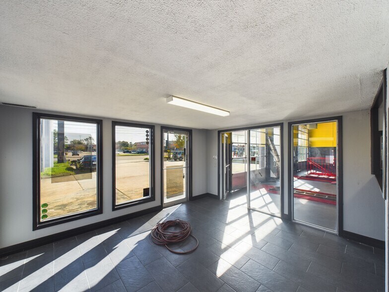 More Photos Of 4448 Fm 1960 Rd W, Houston Auto Repair For Lease