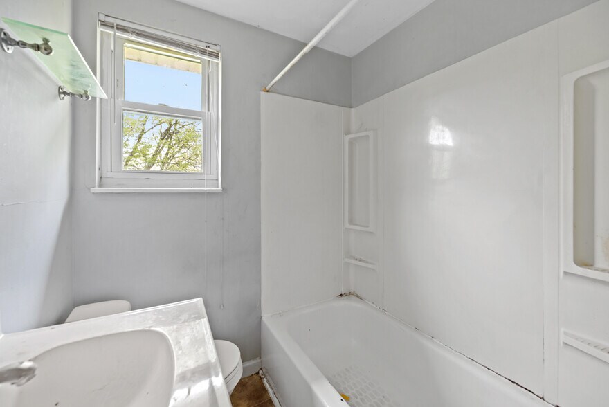 More Photos Of 305 Boone St, Strawberry Plains Apartments For Sale