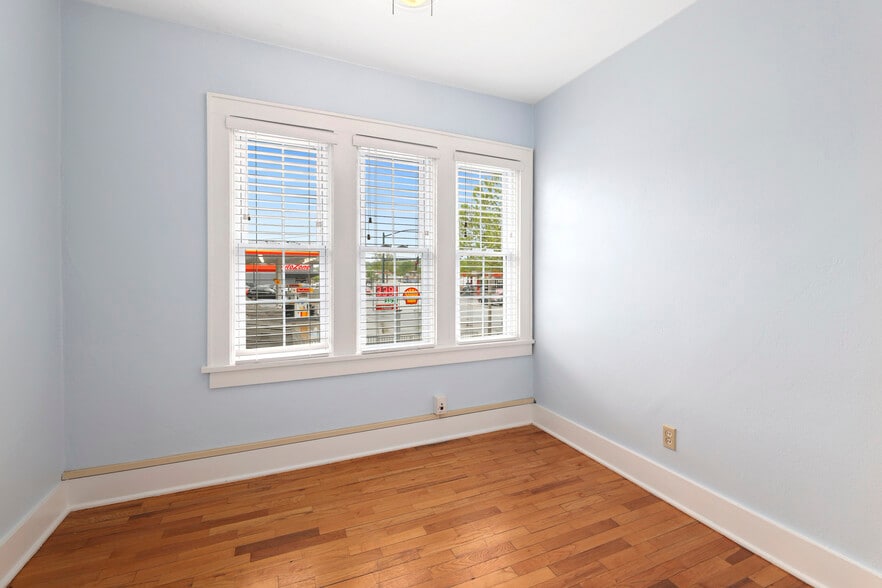 More Photos Of 355 N College Ave, Fayetteville Office Residential For Lease