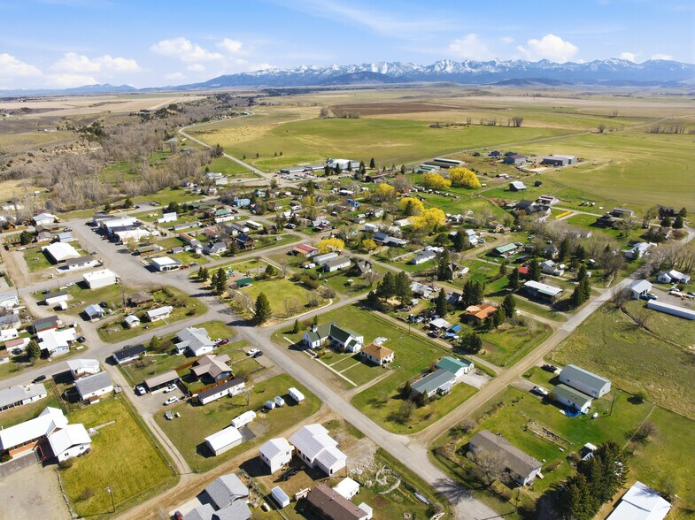 More Photos Of 210 Miles Ave, Clyde Park Specialty For Sale