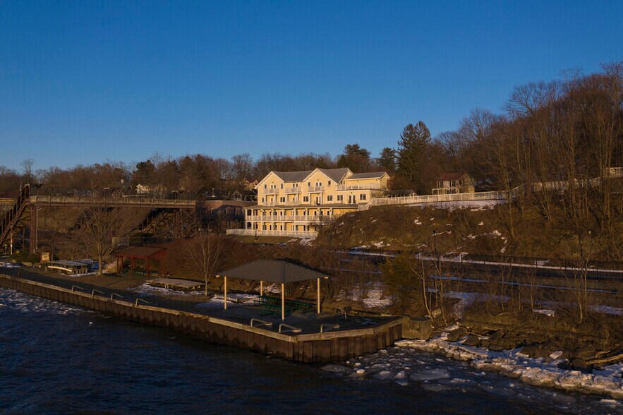 More Photos Of 4 Grinnell St, Rhinecliff Hotel For Lease