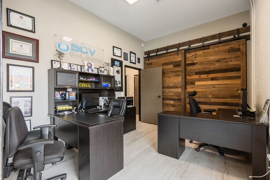 More Photos Of 20605 Soledad Canyon Rd, Canyon Country Office For Sale