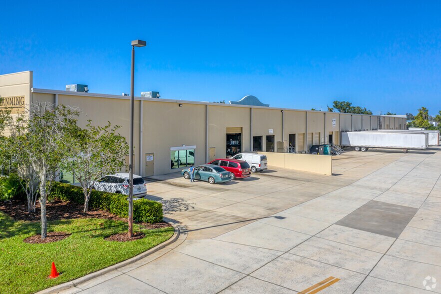 More Photos Of 2315 Lynx Ln, Orlando Warehouse For Lease