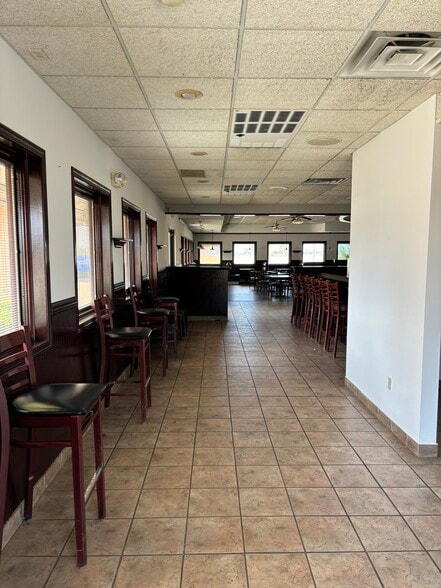 More Photos Of 210 N Lewis Ave, Oglesby Restaurant For Lease