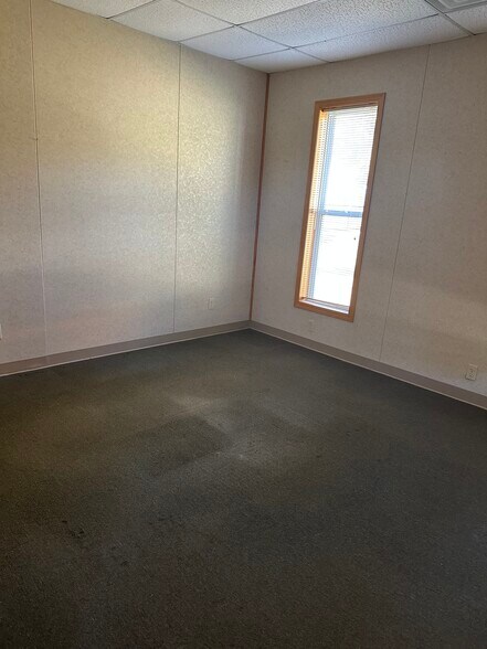 More Photos Of 1105 State St, Mound City Office For Sale