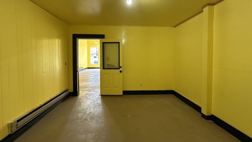 More Photos Of 408 Pacific Ave S, Kelso Storefront For Lease