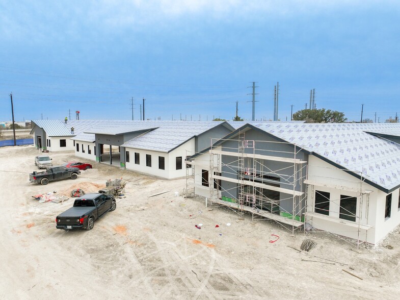 More Photos Of 211 Crossing Ave, San Antonio Office For Sale