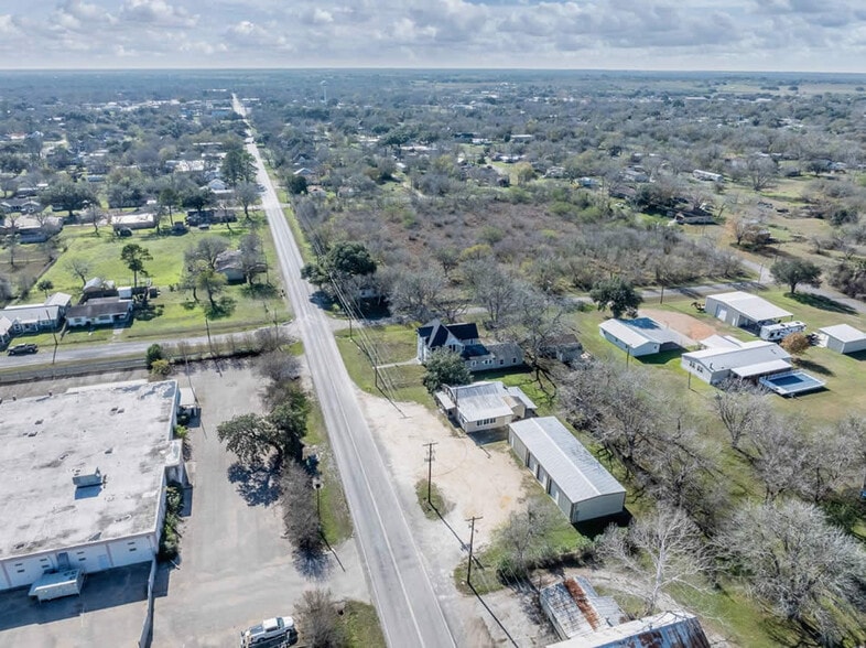 More Photos Of 713 N Riedel St, Yorktown Office For Sale