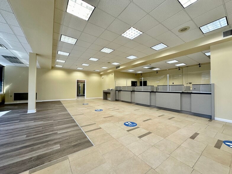 More Photos Of 8 Lester St, Martinsville General Retail For Sale