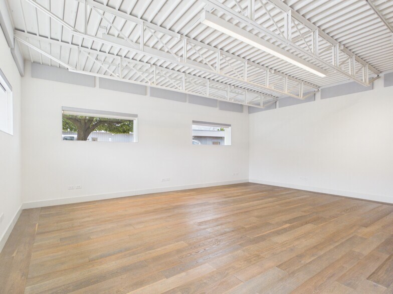 More Photos Of 1111 Lagoon Dr, Dallas Office For Sale