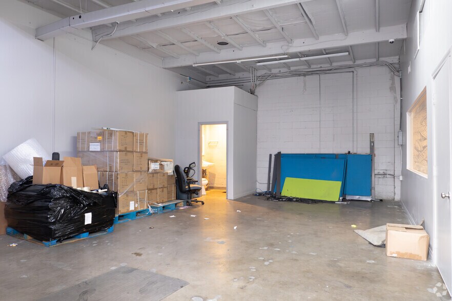 More Photos Of 7040 Darby Ave, Reseda Warehouse For Sale