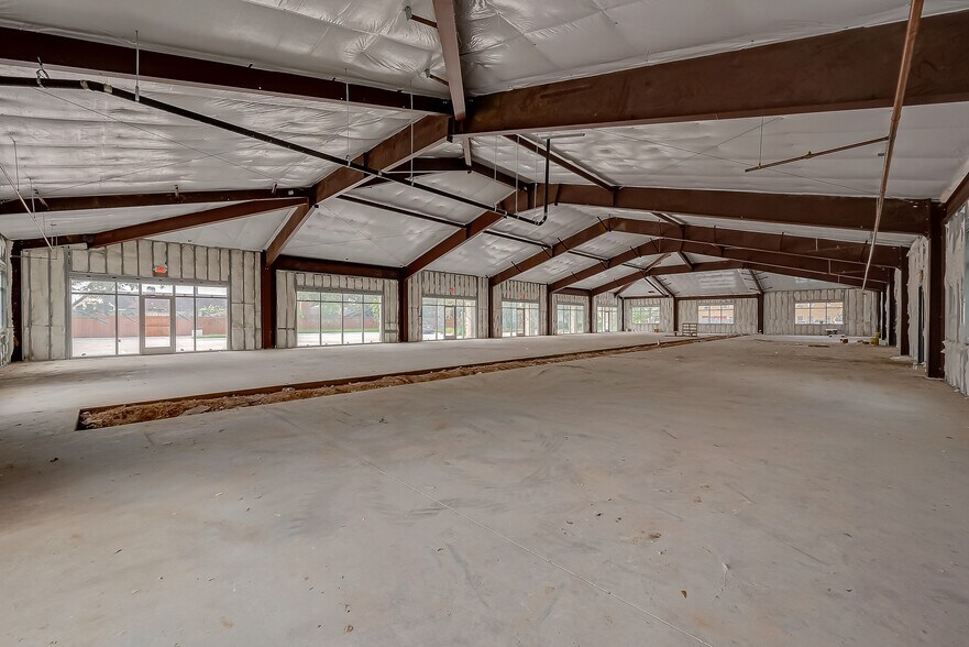 More Photos Of 910 East Ave, Katy Showroom For Lease