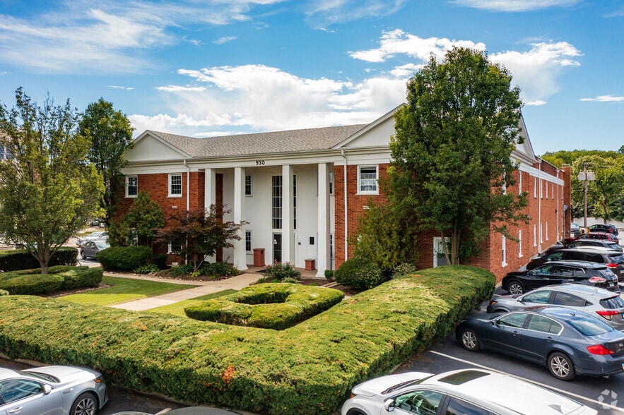 More Photos Of 15 Spinning Wheel Rd, Hinsdale Unknown For Lease