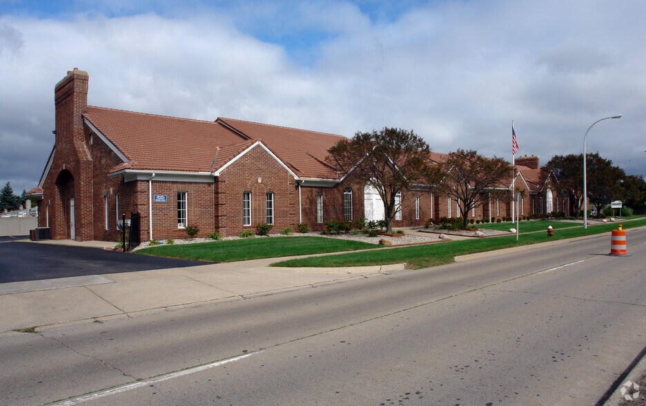 Primary Photo Of 3601-3665 E 11 Mile Rd, Warren Medical For Lease