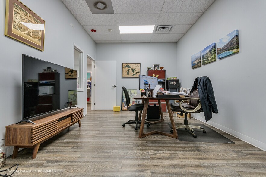 More Photos Of 1340 Louis Ave, Elk Grove Village Warehouse For Lease
