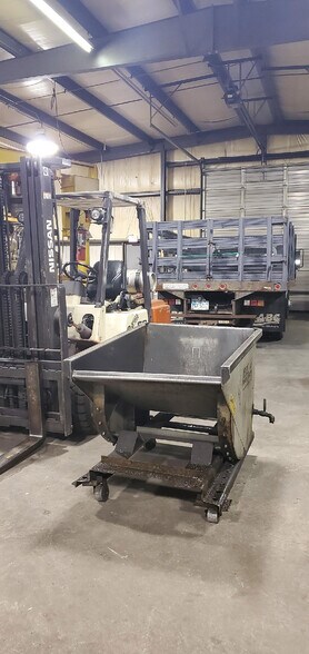 More Photos Of 3822 Victory Ave, Louisville Warehouse For Lease