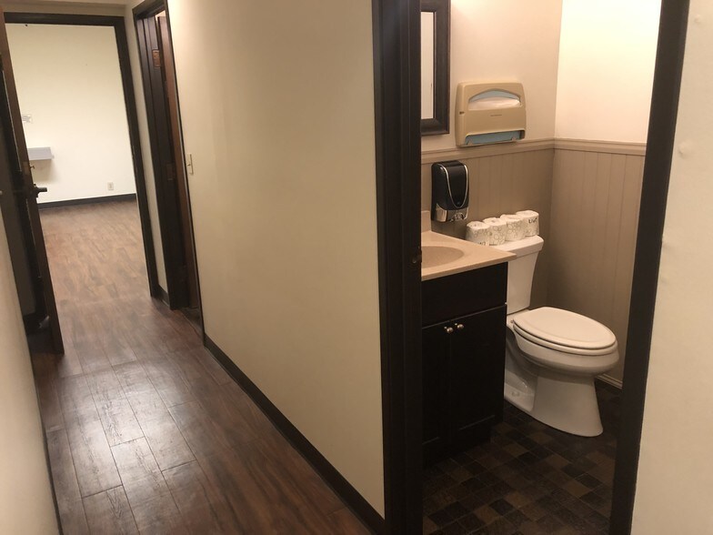 More Photos Of 1140-1144 Willagillespie Rd, Eugene Office For Sale