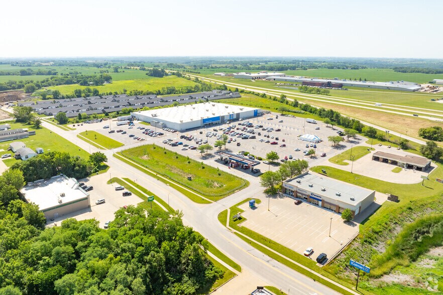 More Photos Of 1008 W Bell Ave, Knoxville General Retail For Lease