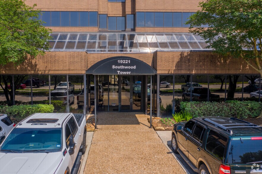 More Photos Of 19221 Interstate 45 S, Shenandoah Office For Lease