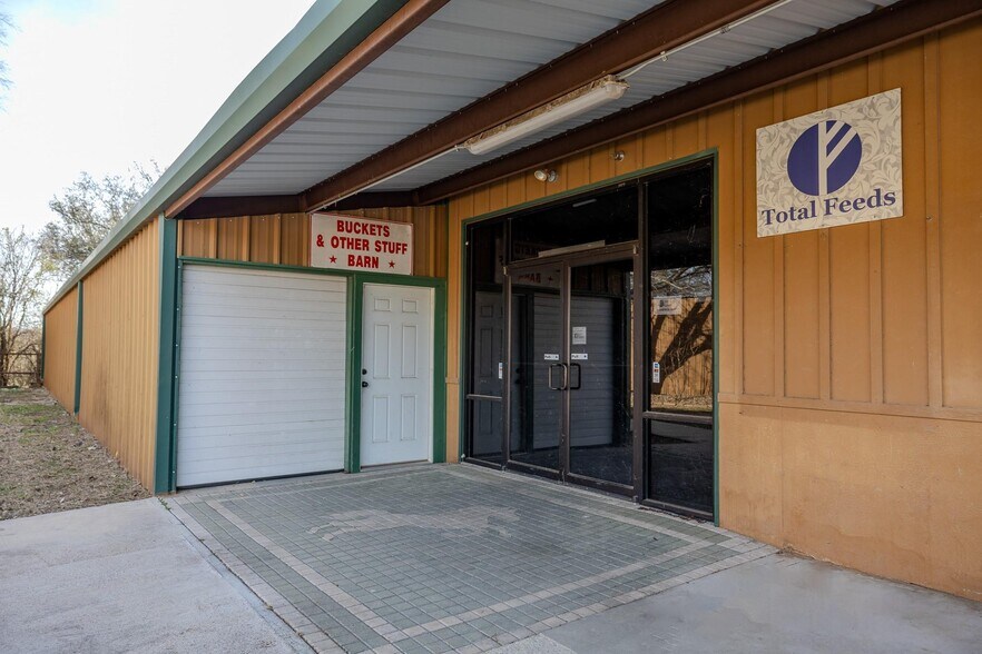 More Photos Of 2020 Fort Worth Hwy, Weatherford Freestanding For Sale