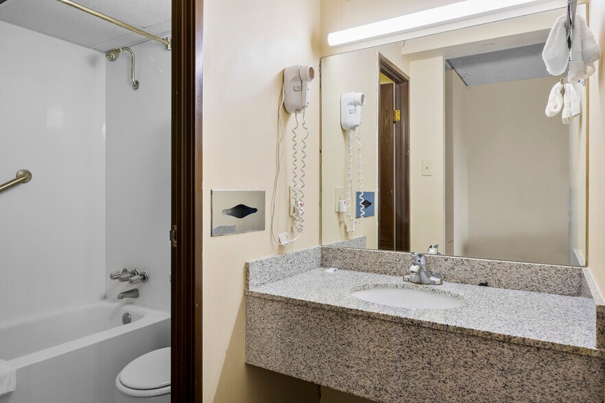 More Photos Of 3 Watervliet Avenue Ext, Albany Hotel For Sale