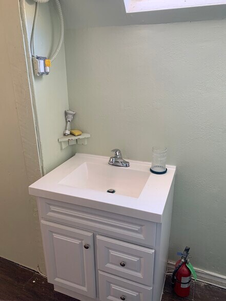 More Photos Of 701 E Balboa Blvd, Newport Beach Storefront Retail Residential For Lease
