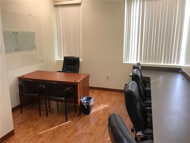 More Photos Of 7901 Kingspointe Pky, Orlando Showroom For Sale