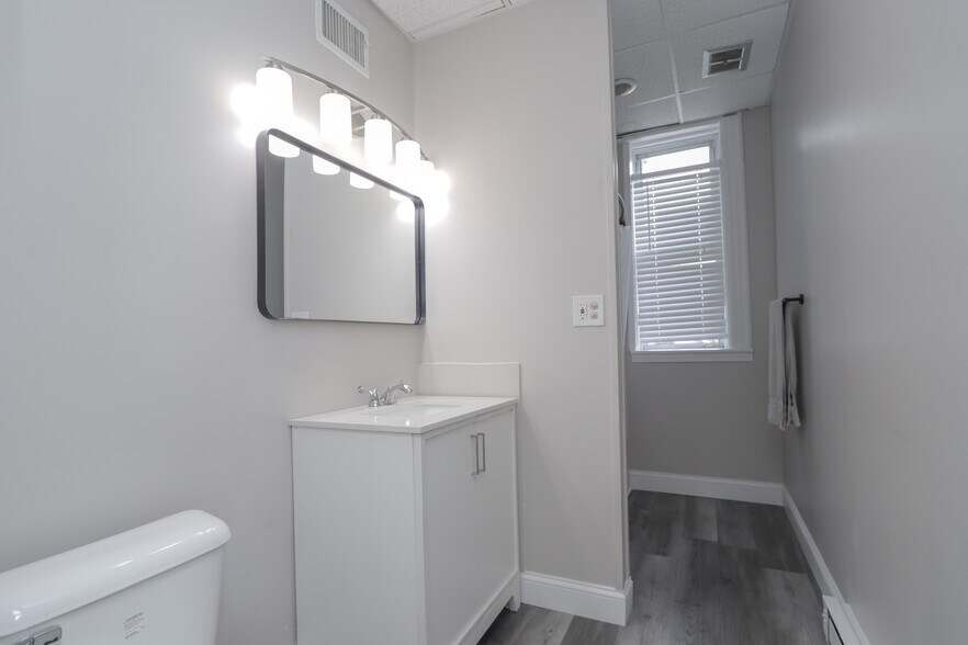 More Photos Of 939-941 E Columbus Ave, Springfield Office For Sale