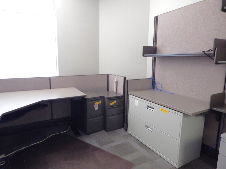 More Photos Of 2020-2040 NW Newcastle St, Roseburg Office For Lease
