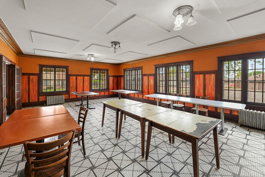 More Photos Of 1302 Main st, Saint Cloud Restaurant For Sale