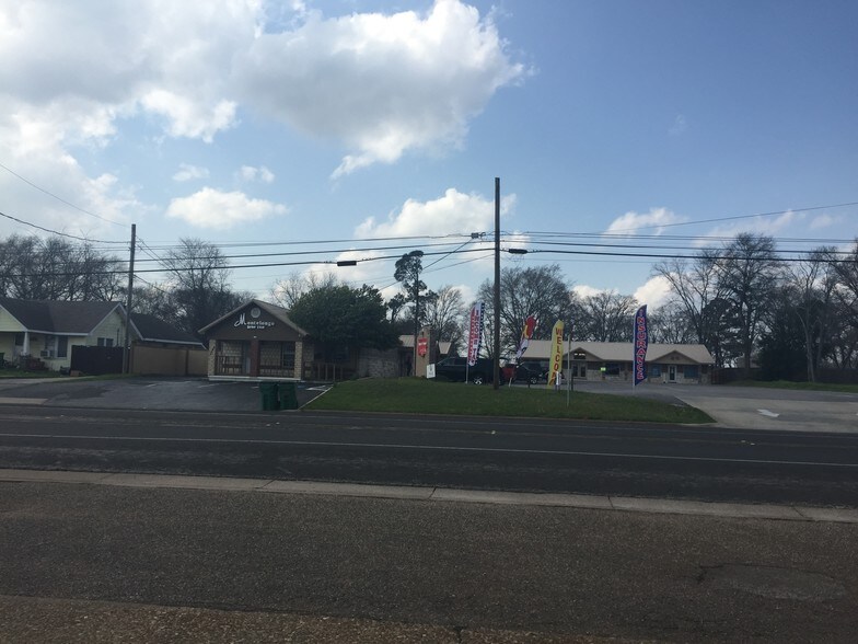 More Photos Of 2004-2006 Jacksonville Dr, Henderson Freestanding For Sale