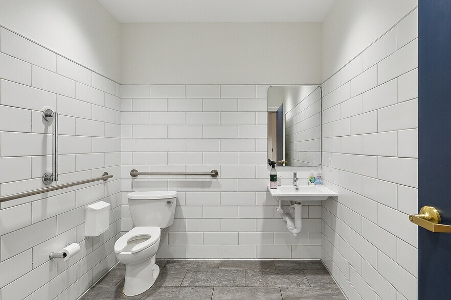 More Photos Of 3908 Veterans Memorial Blvd, Metairie General Retail For Sale