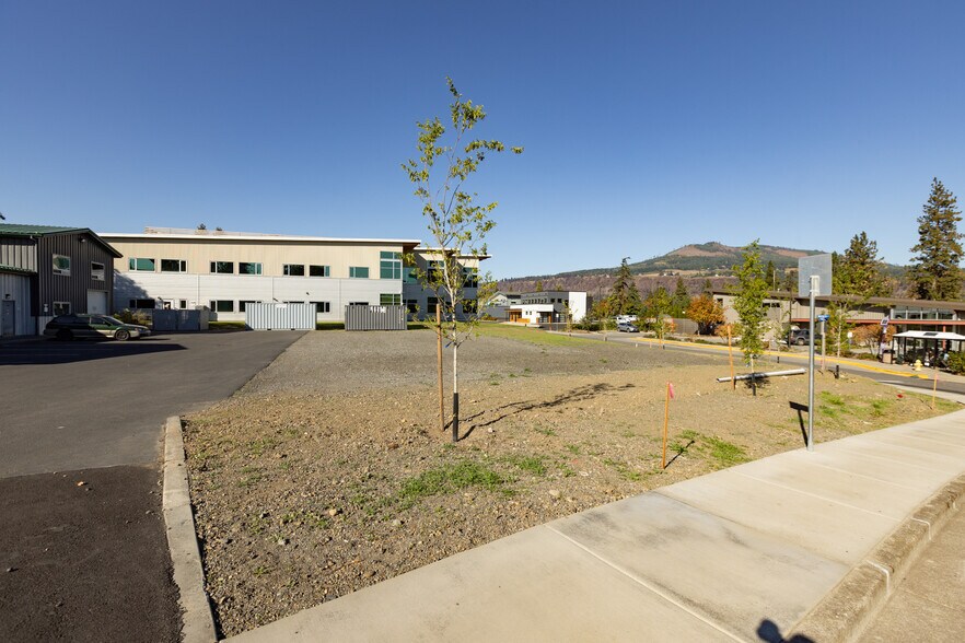 More Photos Of 200 N Wasco Ct, Hood River Warehouse For Sale