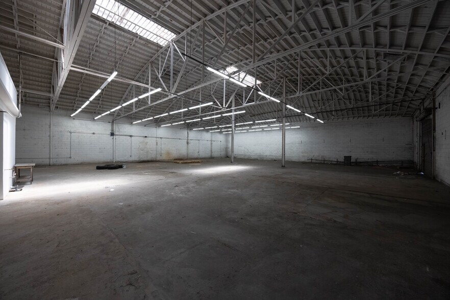 More Photos Of 326-330 W 58th St, Los Angeles Warehouse For Sale