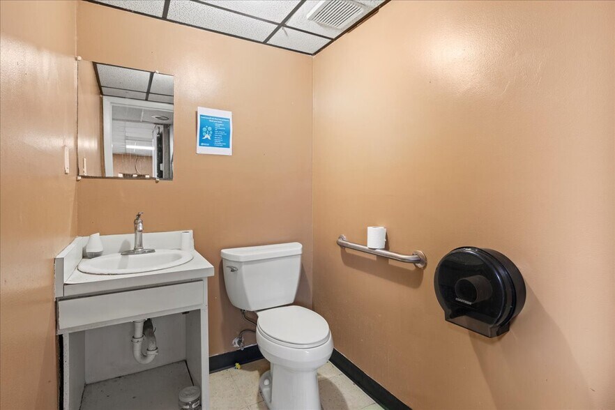 More Photos Of 1001 NE Waldo Rd, Gainesville Office For Sale