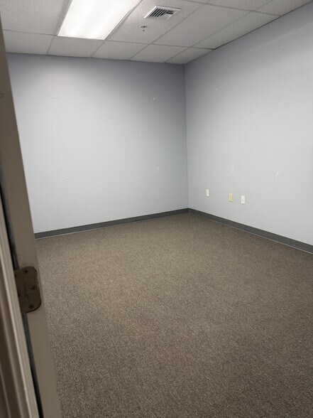 More Photos Of 126 S Turnpike Rd, Wallingford Warehouse For Lease