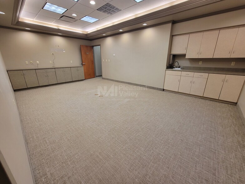 More Photos Of 789 White Pond Dr, Akron Medical For Lease